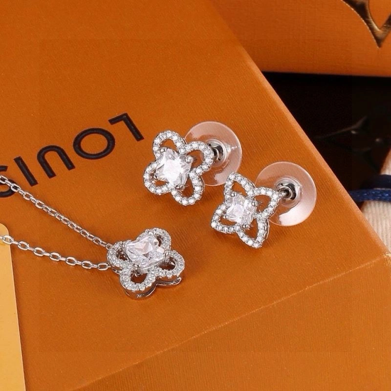 Louis Vuitton Necklaces Trendsetting 250057