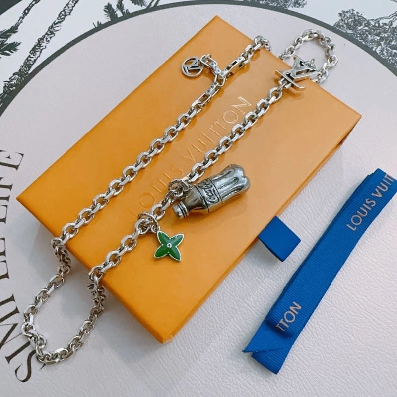 Elegant Louis Vuitton Necklaces 250040