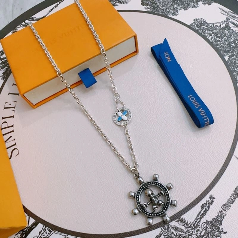 Functional Louis Vuitton Necklaces 250042