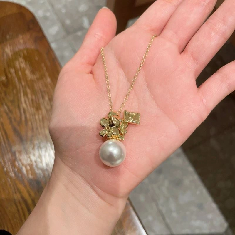 TechFriendly Louis Vuitton Necklaces 250047