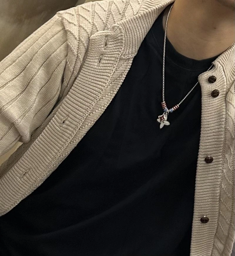 Compact Louis Vuitton Necklaces 250034
