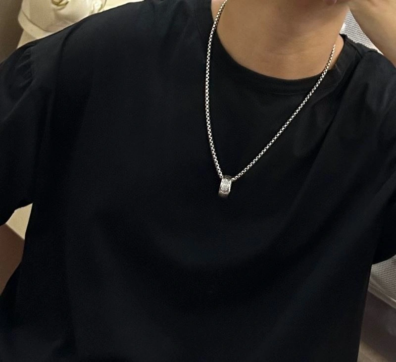 Lightweight Louis Vuitton Necklaces 250031
