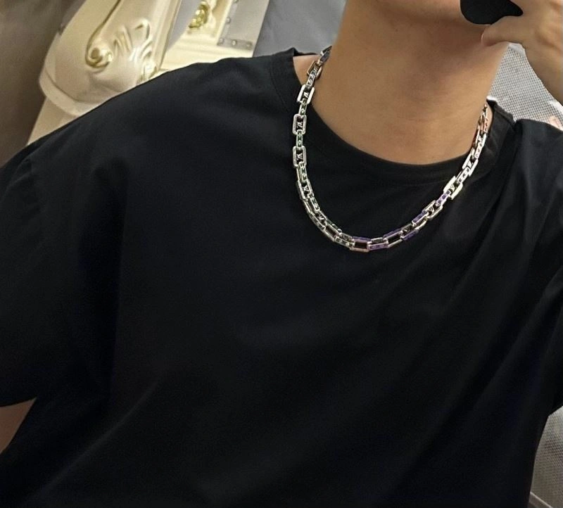 WaterResistant Louis Vuitton Necklaces 250014
