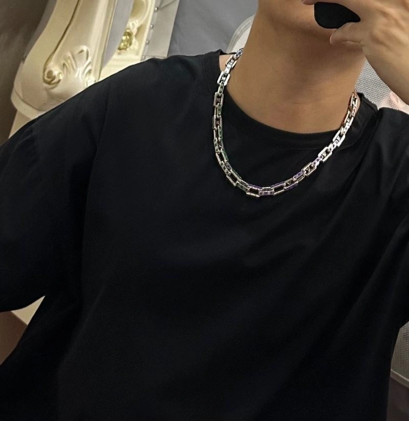 WaterResistant Louis Vuitton Necklaces 250014