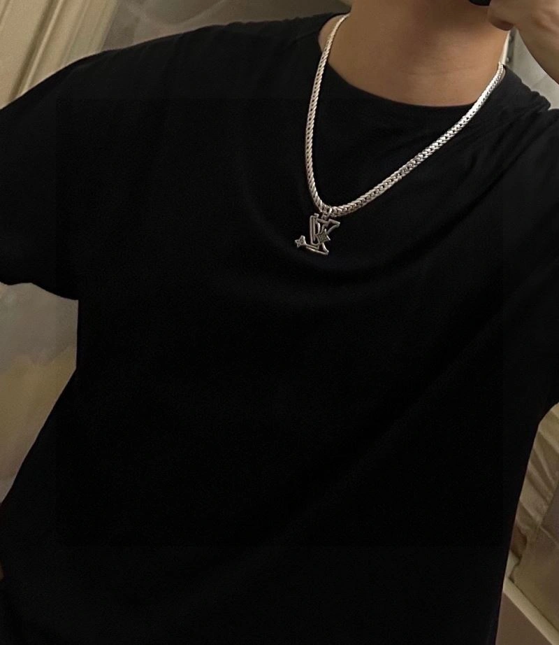 Louis Vuitton Necklaces Effortless 250008