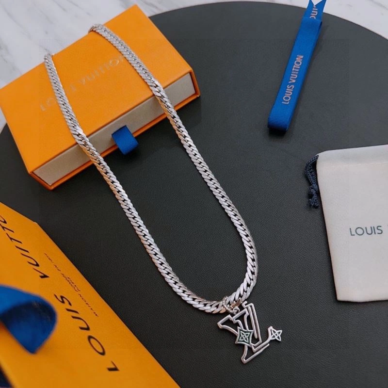 Louis Vuitton Necklaces Effortless 250008