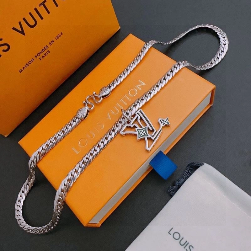 Louis Vuitton Necklaces Effortless 250008