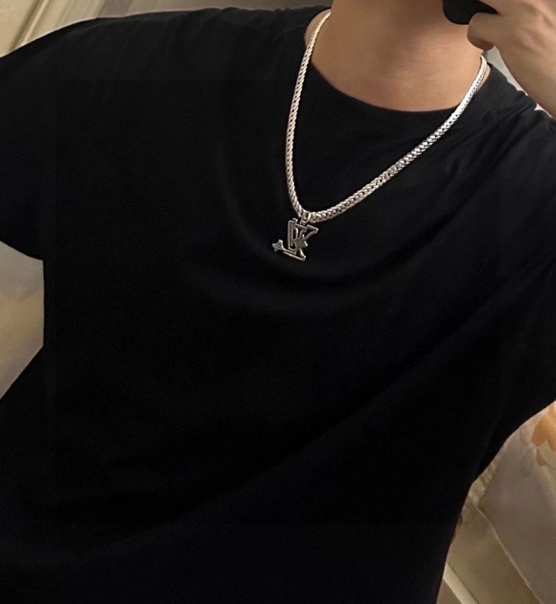 Louis Vuitton Necklaces Effortless 250008