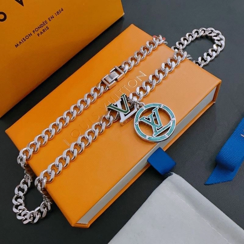 Lightweight Louis Vuitton Necklaces 250009