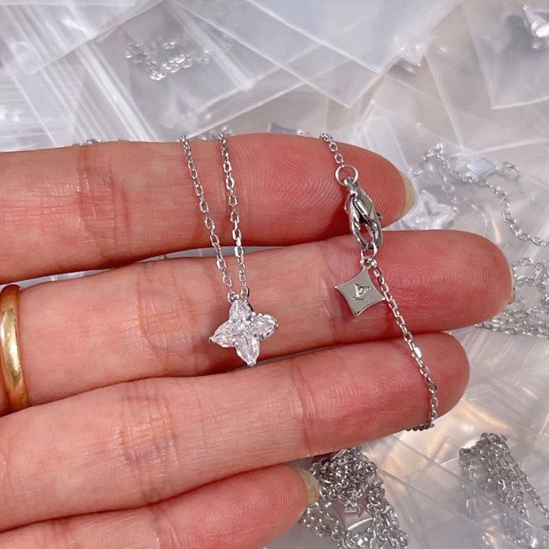 Timeless Louis Vuitton Necklaces 249997