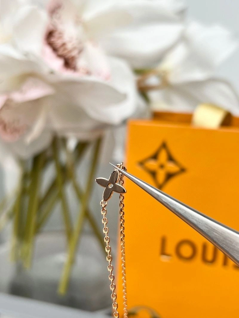 Trendsetting Louis Vuitton Necklaces 249993