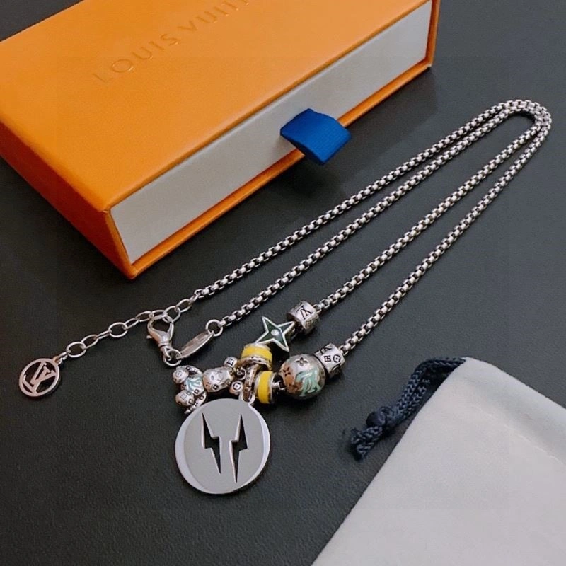 Compact Louis Vuitton Necklaces 249763
