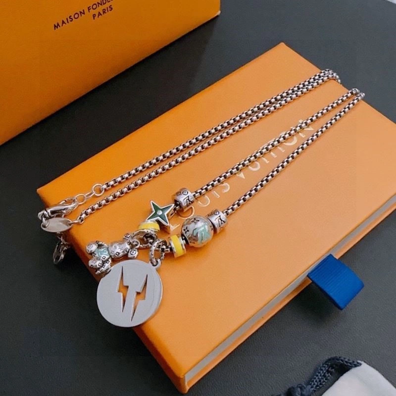 Compact Louis Vuitton Necklaces 249763