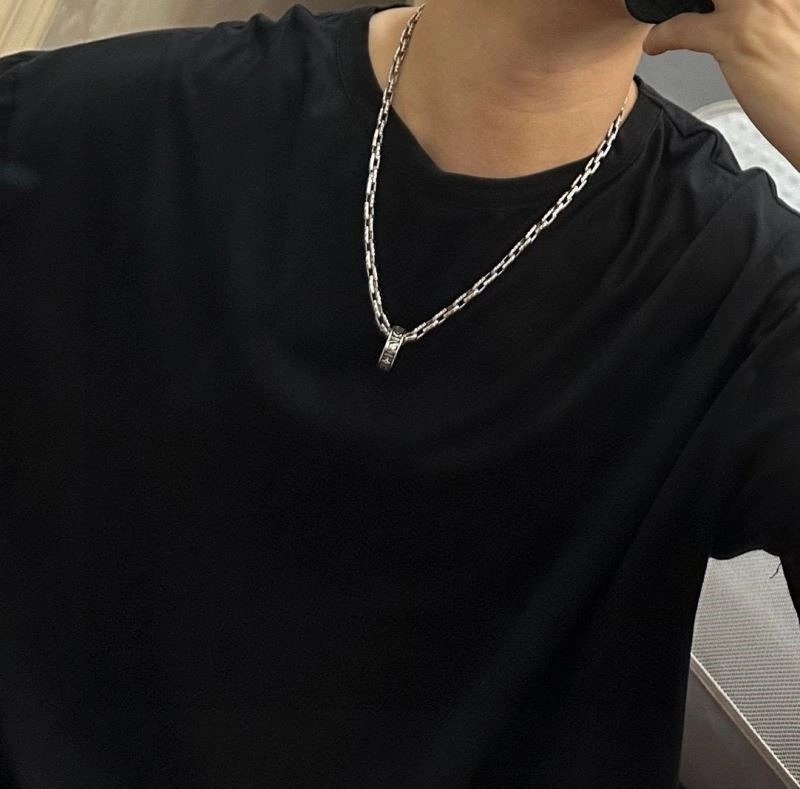 Vibrant Louis Vuitton Necklaces 249777