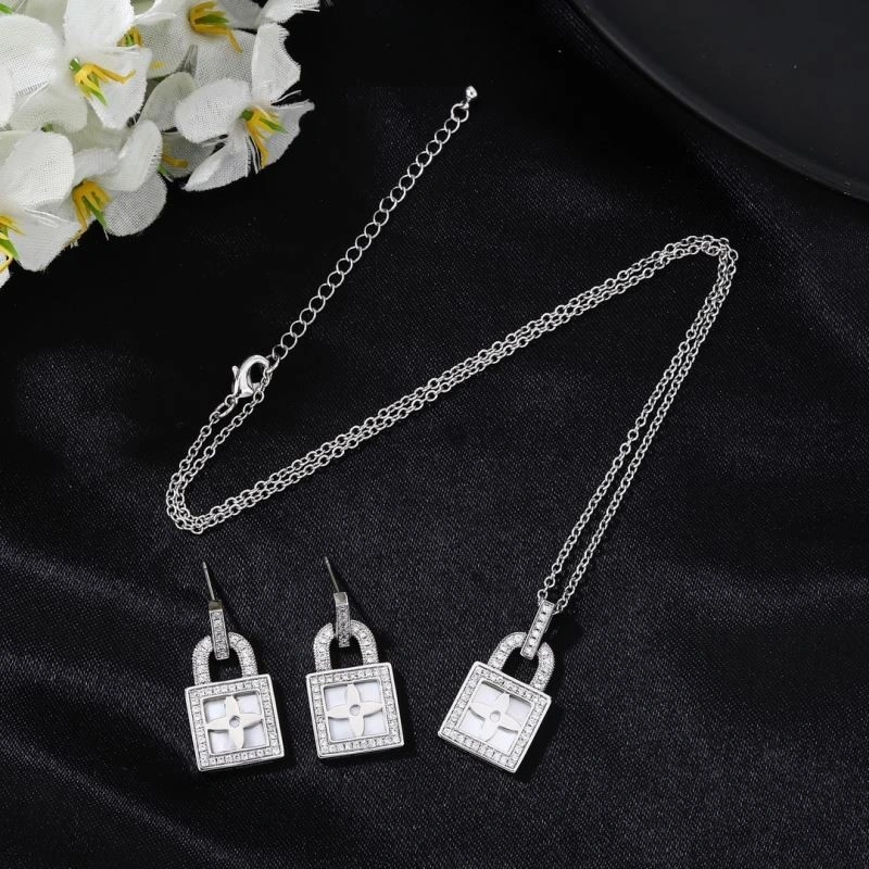 WeatherProof Louis Vuitton Necklaces 249767