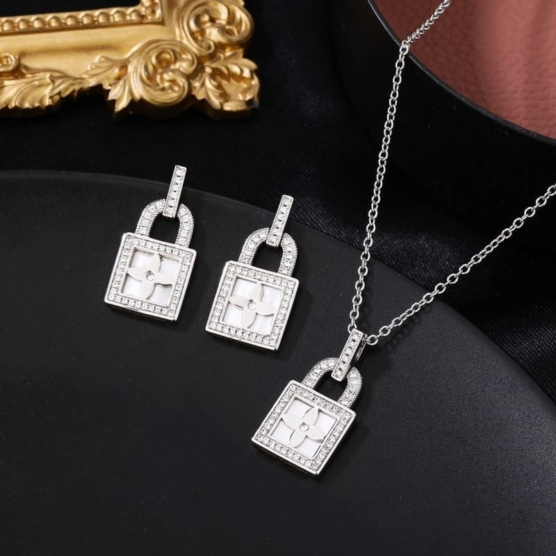 WeatherProof Louis Vuitton Necklaces 249767