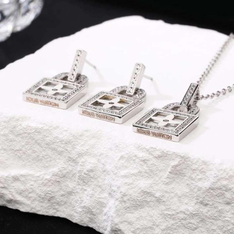 WeatherProof Louis Vuitton Necklaces 249767
