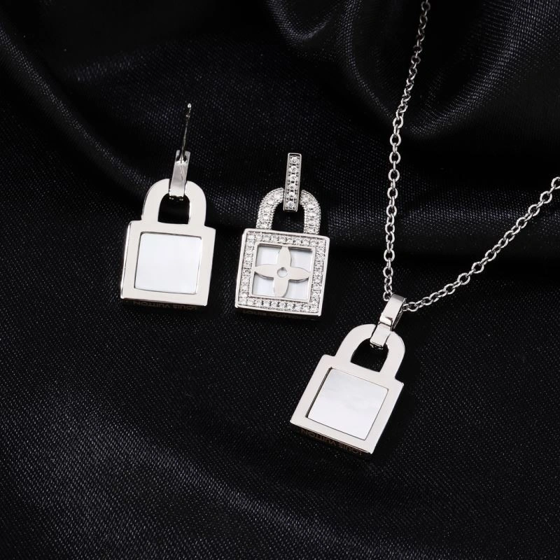 WeatherProof Louis Vuitton Necklaces 249767