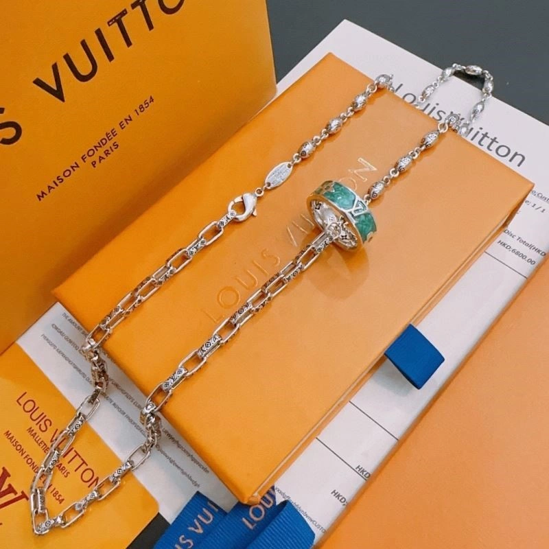 Functional Louis Vuitton Necklaces 249726