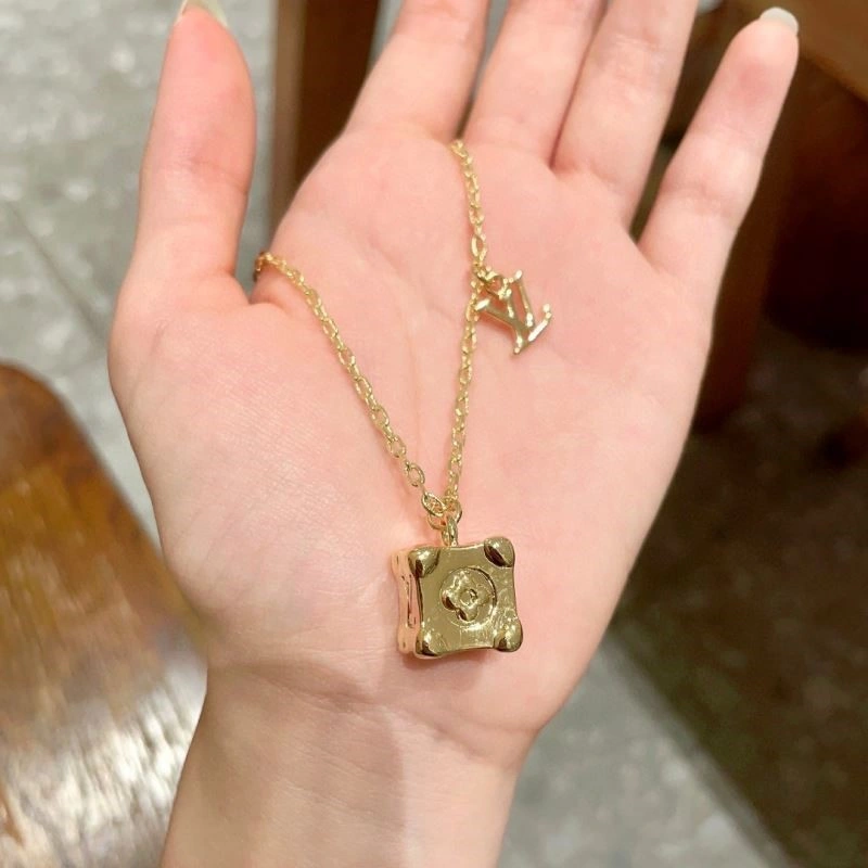 Louis Vuitton Necklaces Colorful 249678