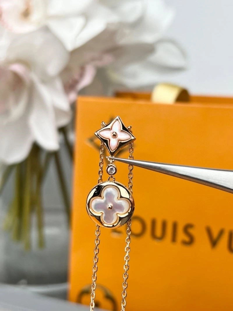 SmoothTexture Louis Vuitton Necklaces 249697