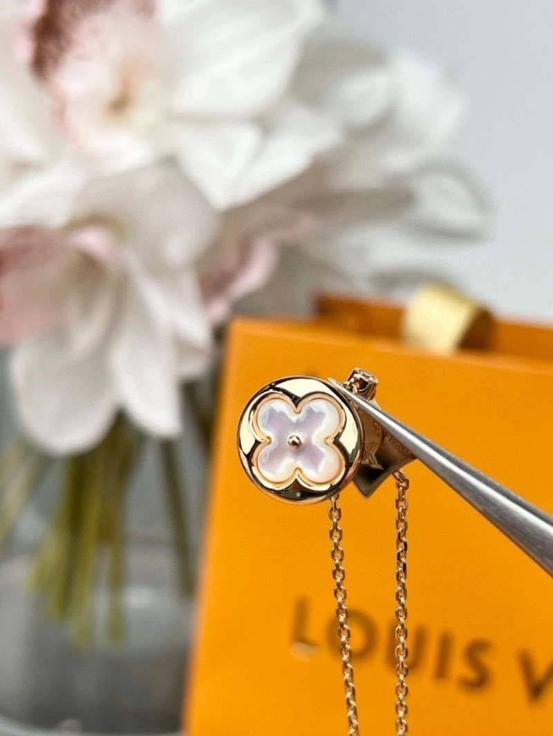 SmoothTexture Louis Vuitton Necklaces 249697