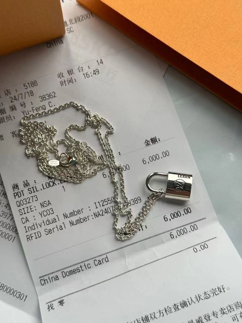 Louis Vuitton Necklaces SmoothTexture 249700