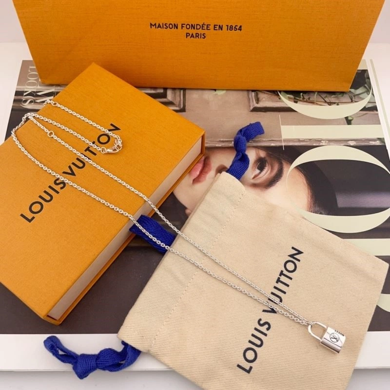 Louis Vuitton Necklaces SmoothTexture 249700
