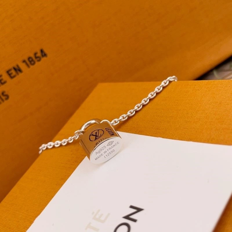 Louis Vuitton Necklaces SmoothTexture 249700
