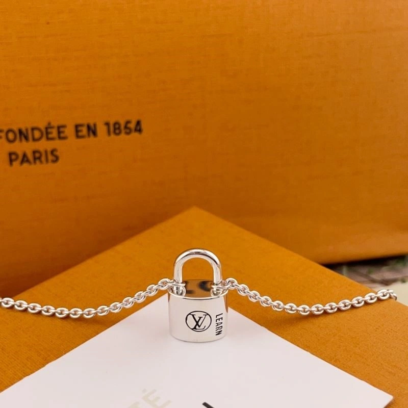 Louis Vuitton Necklaces SmoothTexture 249700