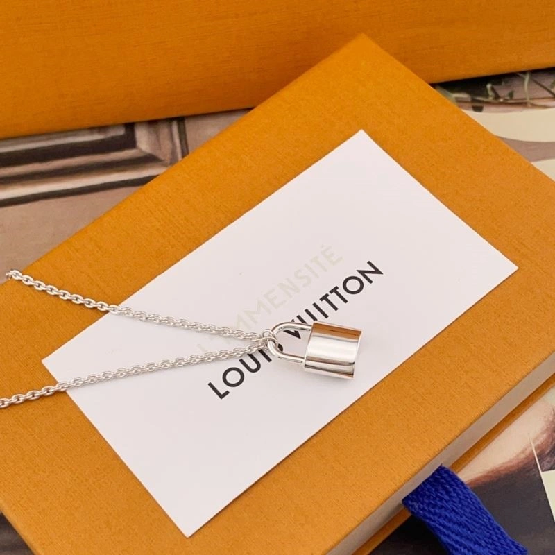 Louis Vuitton Necklaces SmoothTexture 249700