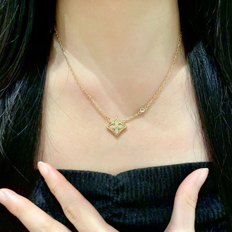 Louis Vuitton Necklaces UrbanChic 249698