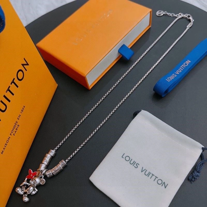 Versatile Louis Vuitton Necklaces 249372