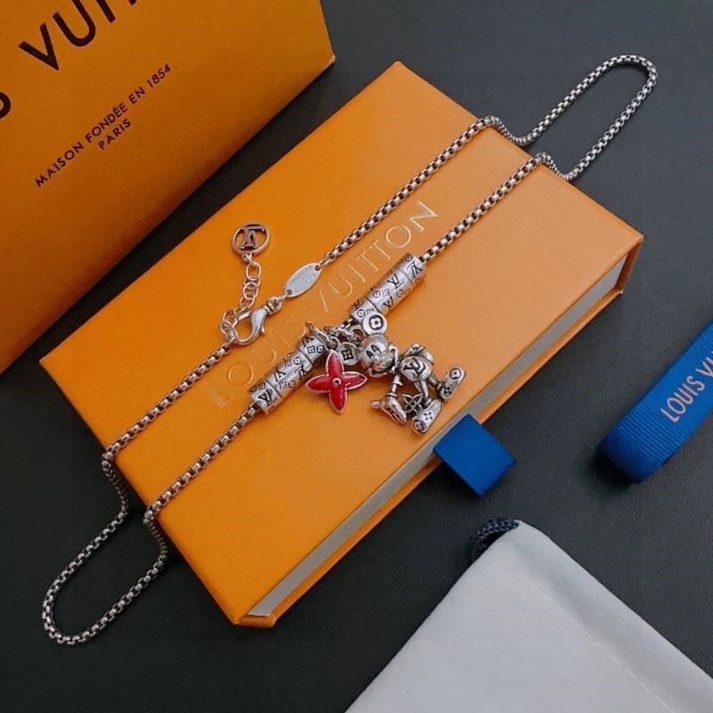 Versatile Louis Vuitton Necklaces 249372