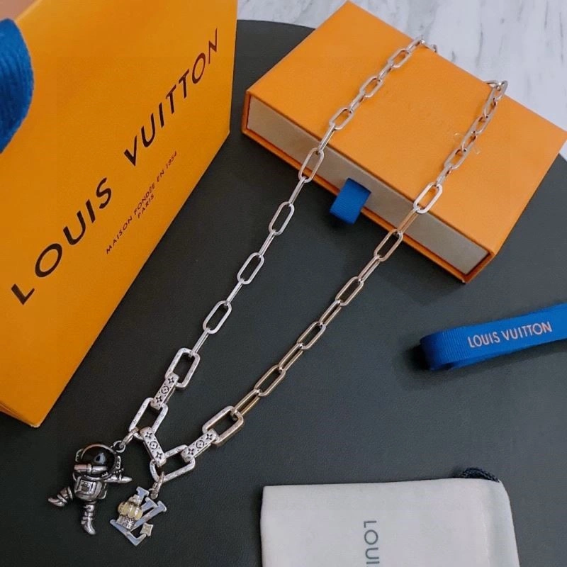 Louis Vuitton Necklaces Neat 249355