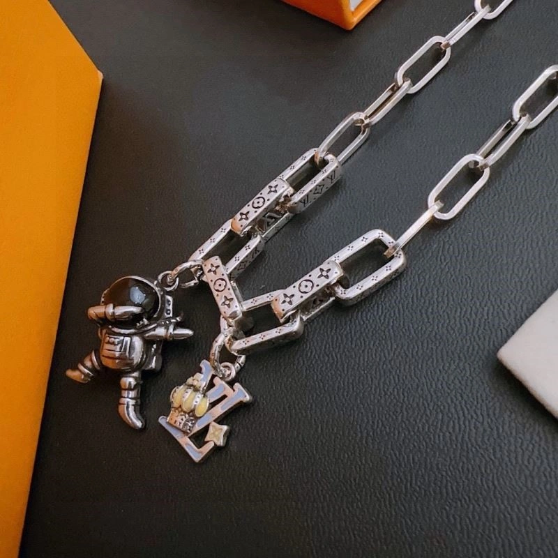 Louis Vuitton Necklaces Neat 249355
