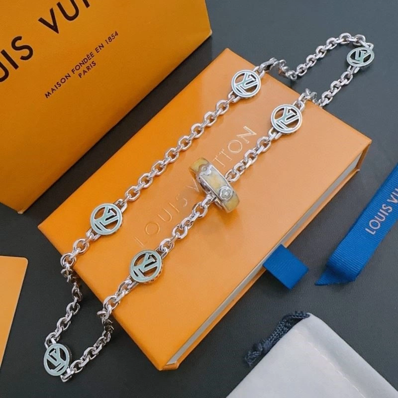 Casual Louis Vuitton Necklaces 249371