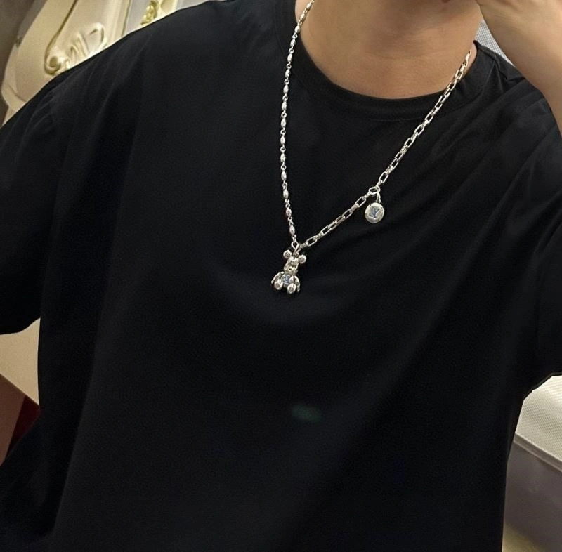 Louis Vuitton Necklaces Sleek 249359