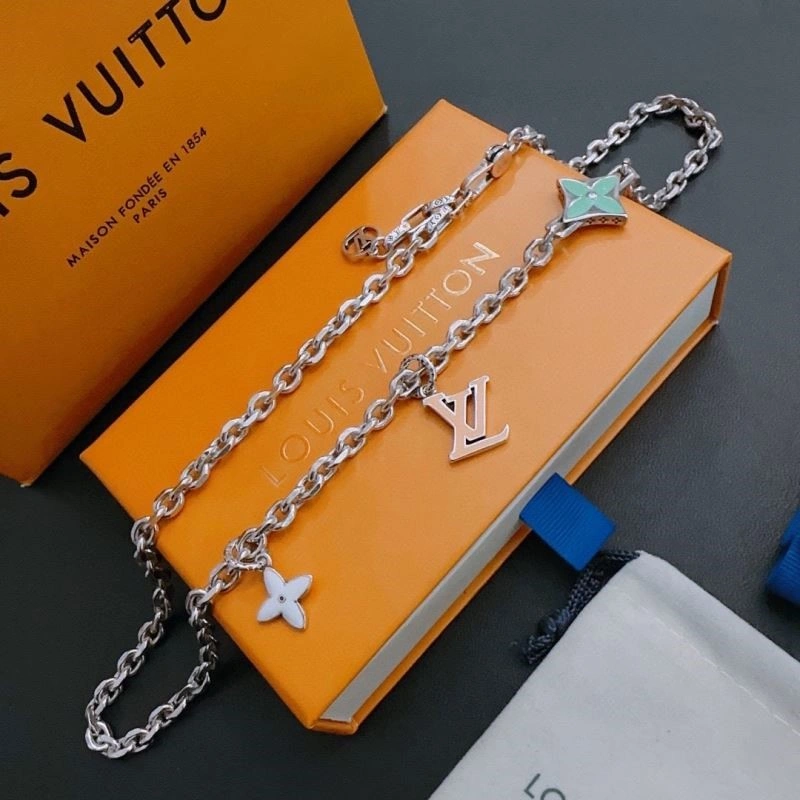 Elegant Louis Vuitton Necklaces 249376
