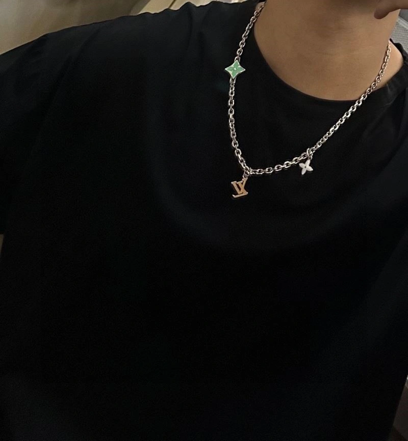 Elegant Louis Vuitton Necklaces 249376