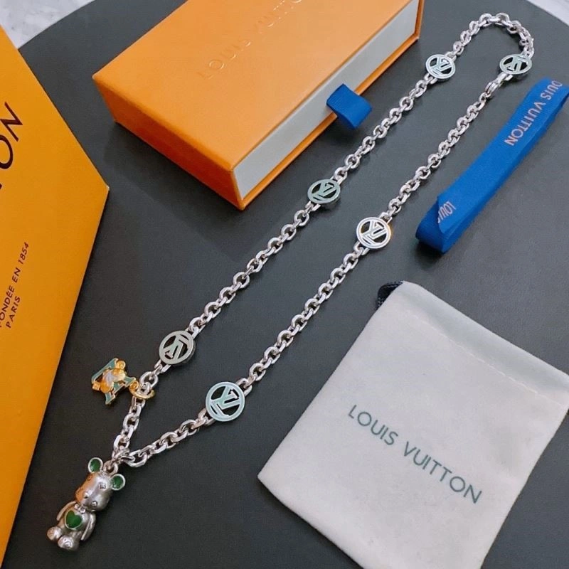 Versatile Louis Vuitton Necklaces 249351
