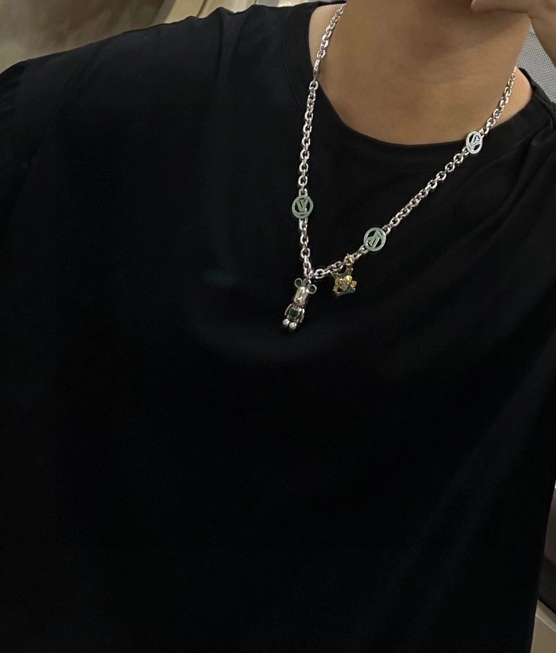 Versatile Louis Vuitton Necklaces 249351