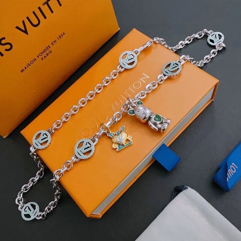 Versatile Louis Vuitton Necklaces 249351