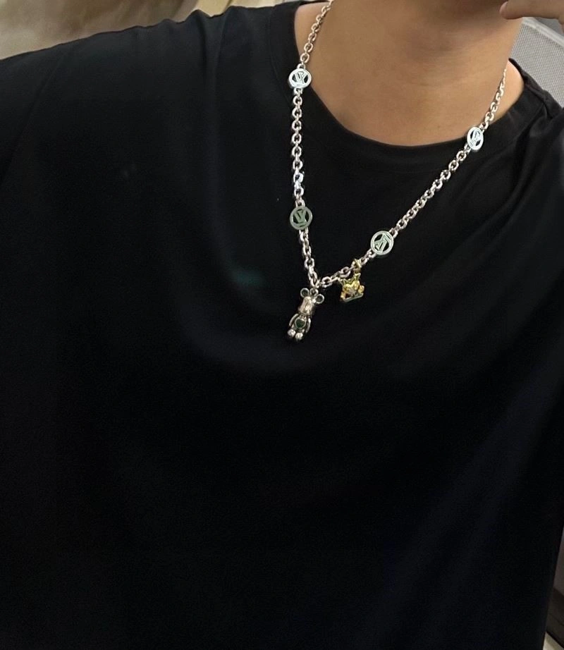 Versatile Louis Vuitton Necklaces 249351