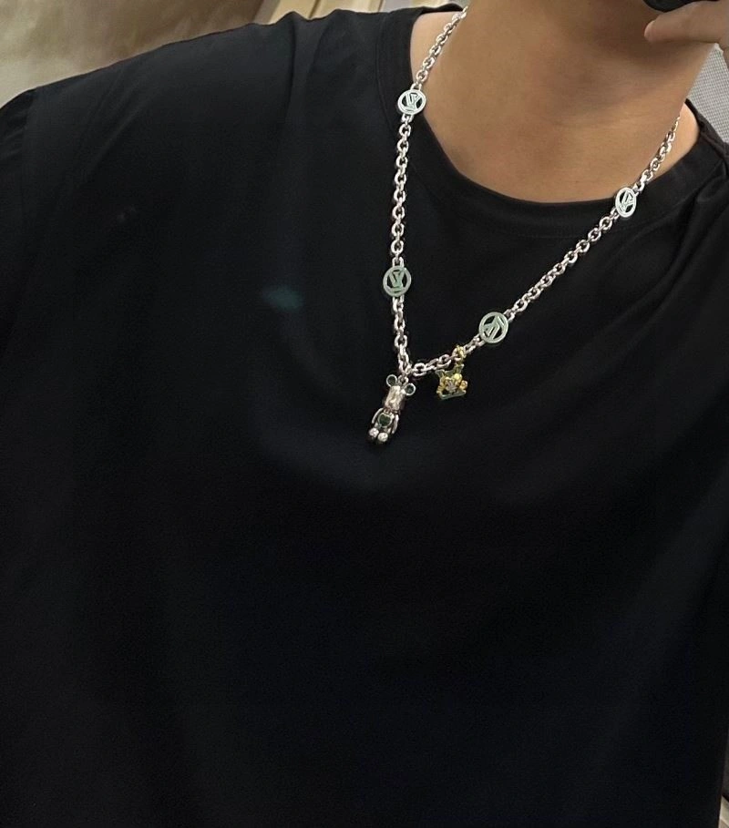Versatile Louis Vuitton Necklaces 249351