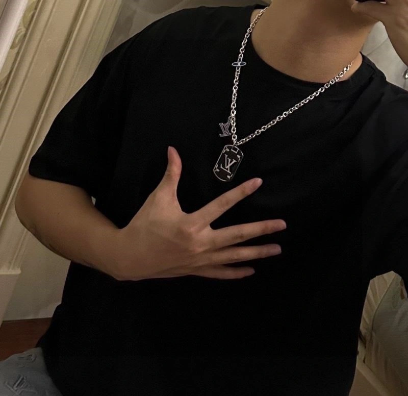 Sleek Louis Vuitton Necklaces 249335