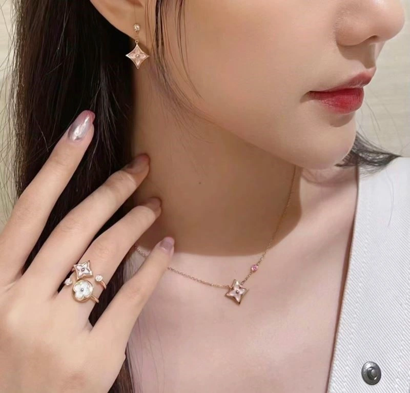 Elegant Louis Vuitton Necklaces 249320