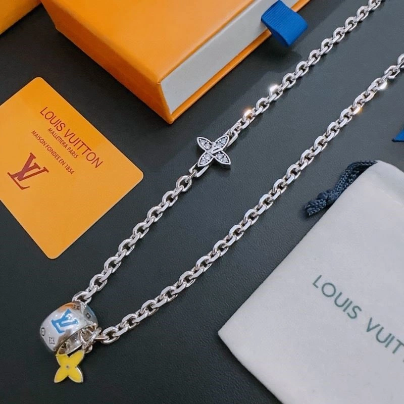 Snug Louis Vuitton Necklaces 249302