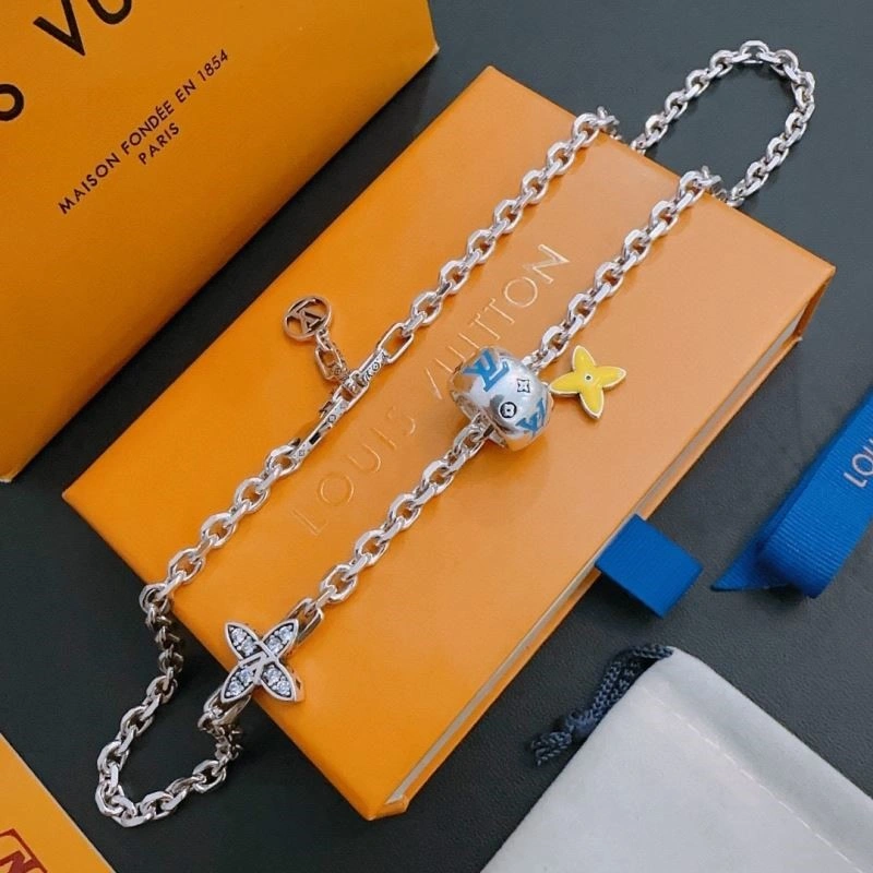 Snug Louis Vuitton Necklaces 249302