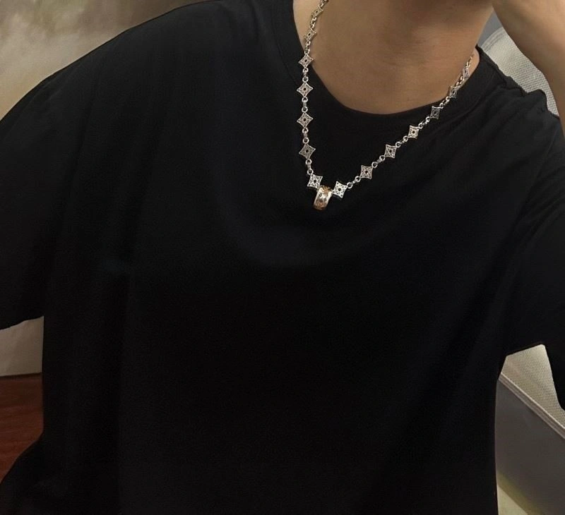 Sporty Louis Vuitton Necklaces 249275